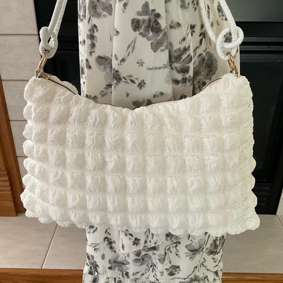 Ring Linked Cream Bubbled Shoulder Bag - Picture 2 of 10